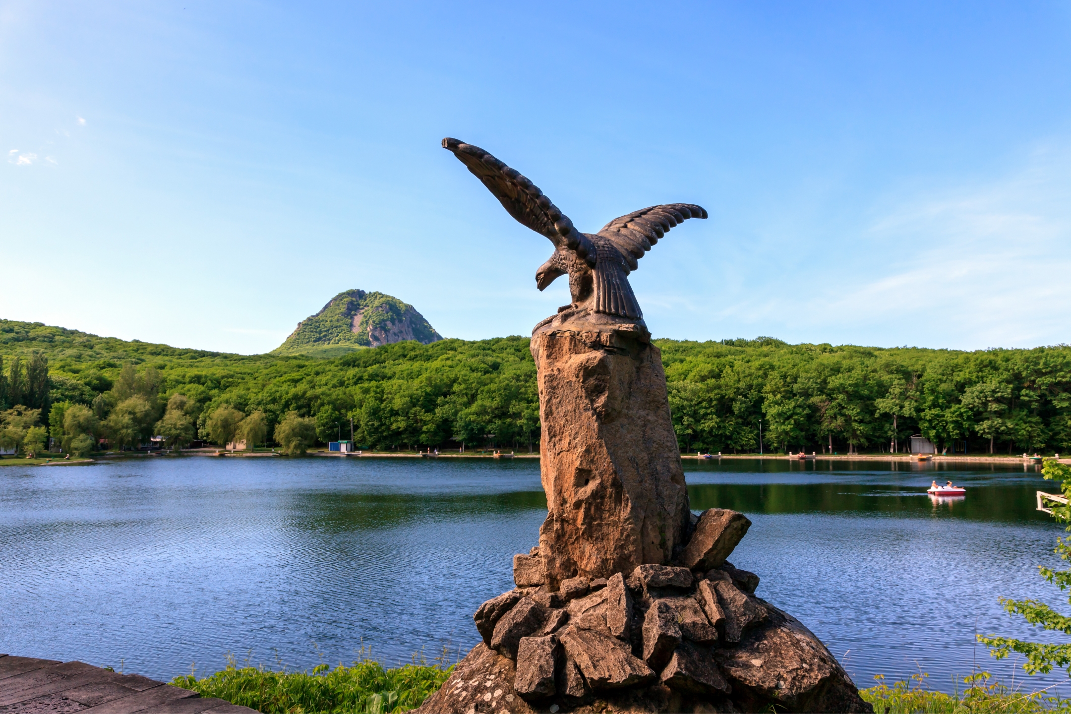 Кавказ скульптура орла у озера